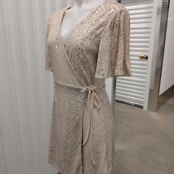 She & Sky Sequin Short Sleeve Wrap Dress size M - Picture 3 of 14